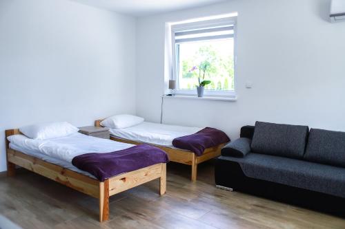 Ένα ή περισσότερα κρεβάτια σε δωμάτιο στο Apartamenty Mazury
