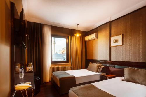 Кровать или кровати в номере Balikcilar Hotel