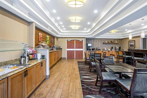 a restaurant with a bar and some chairs at La Quinta by Wyndham Coeur d`Alene in Coeur d'Alene