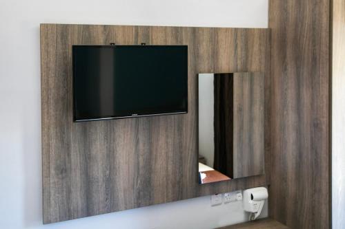 ビーチ ガーデン ホテルにあるテレビまたはエンターテインメントセンター