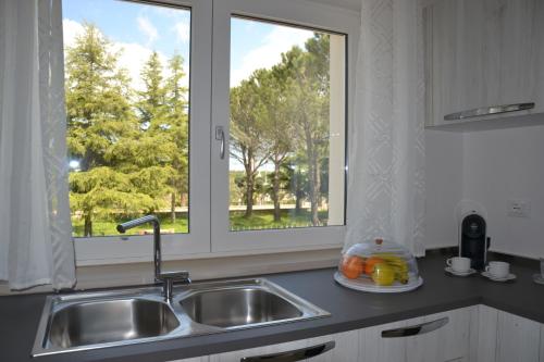 Kuchyňa alebo kuchynka v ubytovaní Alba Apartment - Villaggio di Mary