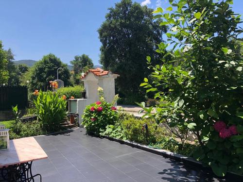 a garden with a grave and some flowers at Casa da Avó Olinda in Góis