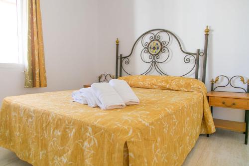 Posteľ alebo postele v izbe v ubytovaní Apartamentos PENYAL