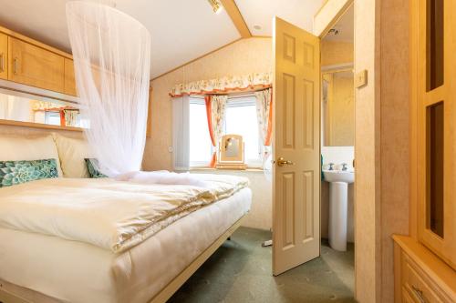 a bedroom with a bed with a mosquito net at Ubytování v Lednici in Lednice