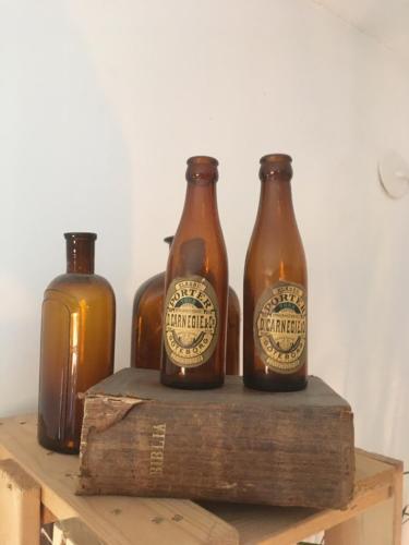 four bottles of beer sitting on a wooden crate at Sveriges minsta Hotell! Hôtel Gruyère in Landskrona