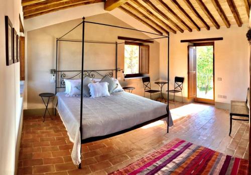 sypialnia z dużym łóżkiem w pokoju w obiekcie Agriturismo Sole w mieście Trequanda