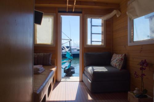 Χώρος καθιστικού στο HouseBoat Cagliari