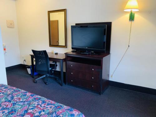 Lakehurst的住宿－Express Inn，酒店客房的梳妆台配有电视和书桌