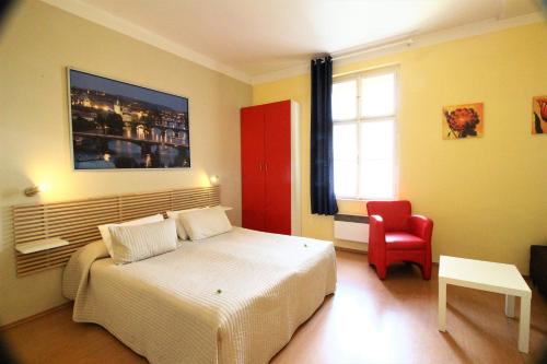 プラハにあるCity Lounge Crown Hotelのベッドルーム1室(ベッド1台、赤い椅子付)