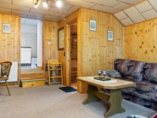 - un salon avec un canapé et une table dans l'établissement Attractive apartment in R beland in the Upper Harz, à Elbingerode