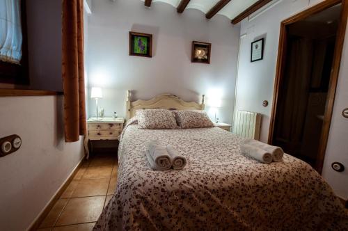 Giường trong phòng chung tại Hostal Santuari de Paller
