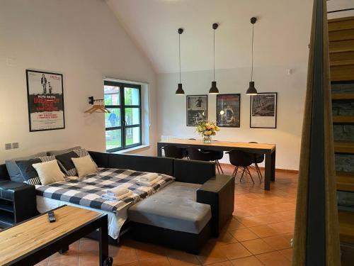 a living room with a couch and a table at Mały Domek w Górach Sowich in Pieszyce