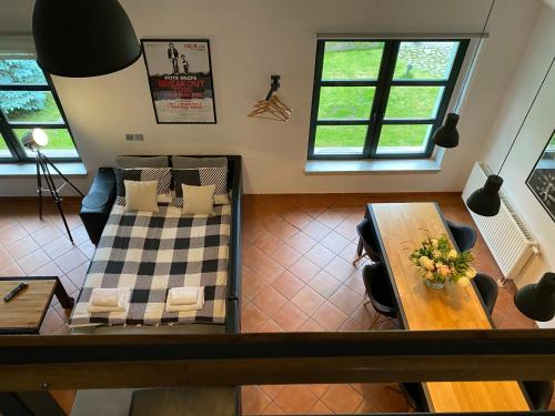 a living room with a couch and a table at Mały Domek w Górach Sowich in Pieszyce
