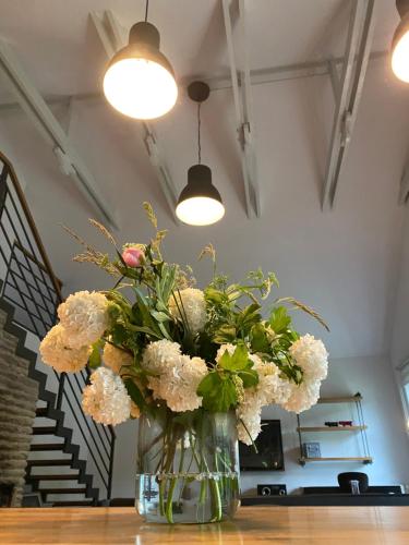 a vase filled with flowers sitting on a table at Mały Domek w Górach Sowich in Pieszyce