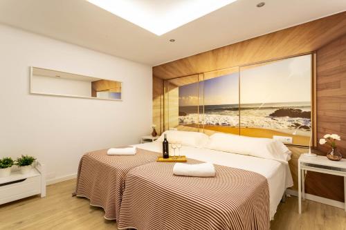 マラガにあるBlue & Red by Sol Maestranzaの海の景色を望むベッドルーム1室(ベッド2台付)