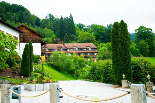 a large house in the middle of a garden at Geschmackvolles Appartement am Donauradweg in Obernzell