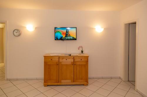 TV a/nebo společenská místnost v ubytování Fewo Anemone - mit Balkon und nur 200m bis zum Strand