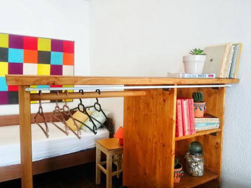 Ce lit superposé se trouve dans un dortoir doté d'une étagère. dans l'établissement River-view studio perfect for travelers, à Metković