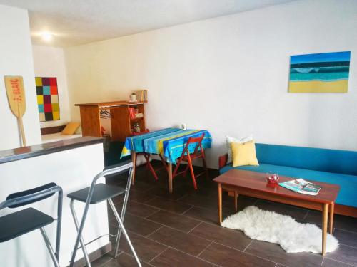 - un salon avec un canapé bleu et une table dans l'établissement River-view studio perfect for travelers, à Metković