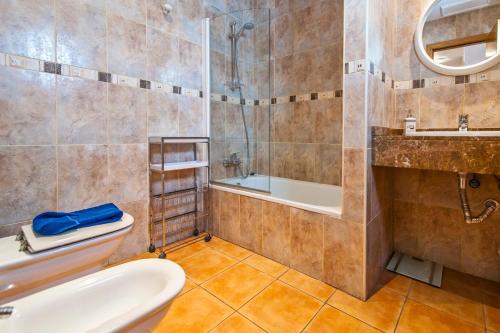 Un baño con ducha, inodoro y lavabo. en Casa Mika Oliastur 25, en Cotillo