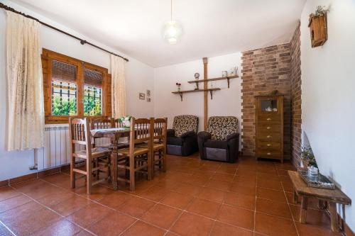 sala de estar con mesa y sillas en Casa El Caminero, en Rubielos de Mora