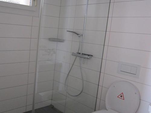 bagno con doccia e servizi igienici di Flumina - Ferienwohnung für max. 4 Personen a Flims