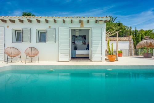 a room with a pool and a blue chair at Caballito de Mar in Moraira
