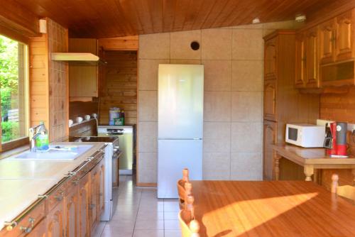 Η κουζίνα ή μικρή κουζίνα στο Maison L'Hirondelle Rustique à Tournavaux