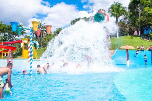 a group of people playing in a water park at Hotel Rio de Pedras in Itabirito