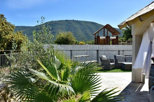 a garden with a fence and a table and chairs at הקצה- The Edge in Sifsufa