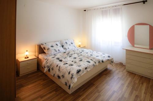 um quarto com uma cama, um espelho e uma janela em Apartment Šverko em Kastav