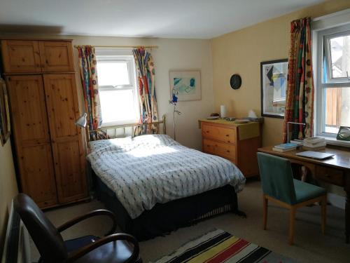En eller flere senger på et rom på Period house on seafront, Bangor Co.Down