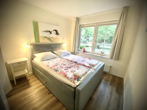 een kleine slaapkamer met een bed en een raam bij De Bonte Specht in Nijverdal