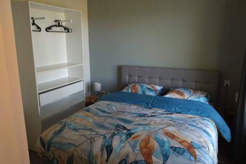 1 dormitorio con 1 cama con edredón azul en Accommodatie op boerderij Buitenlust, en Weesp