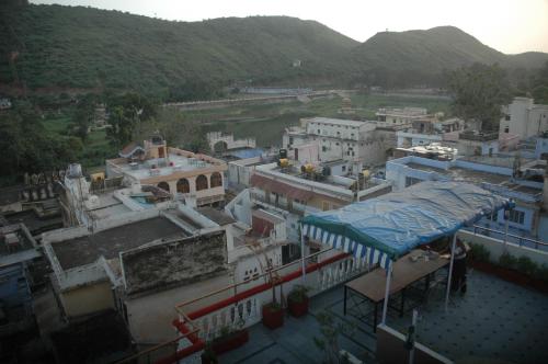 an aerial view of a city with buildings and a river at Kasera Paradise in Būndi