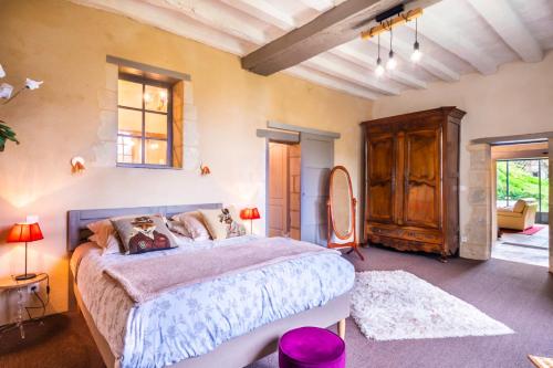 um quarto com uma cama grande e uma janela grande em Riparenna em Rivarennes