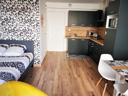 a small kitchen with a bed in a room at Studio Cosy Breizh in Cancale