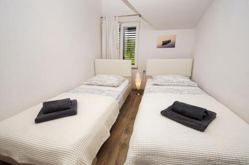 Ένα ή περισσότερα κρεβάτια σε δωμάτιο στο Kaprije apartmani Tina i Ena