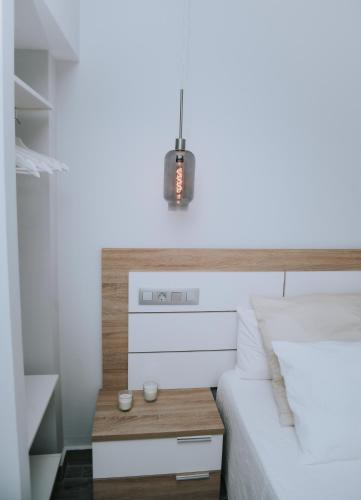 a bedroom with a bed with a wooden headboard at ERES EMÉRITA "Apartamentos & Suites" in Merida
