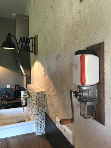 Une cafetière est installée sur le mur de la cuisine. dans l'établissement Riparenna, à Rivarennes