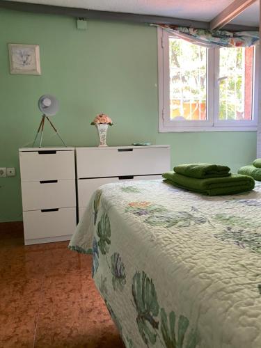 a bedroom with a bed with a dresser and a window at Estudio en la playa de Calafell. Barcelona in Calafell