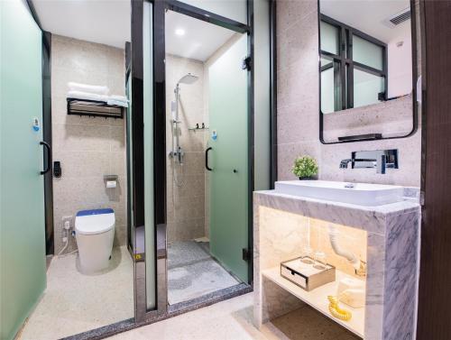 y baño con lavabo y ducha. en 7Days Inn Shen Tech Park Subway Station Wanxiang Tiandi Branch, en Shenzhen