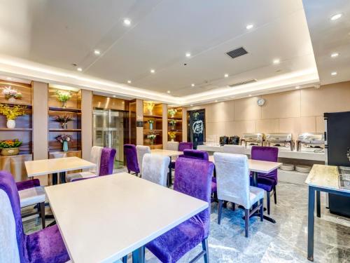 A restaurant or other place to eat at Lavande Hotel Tianjin Joy City Gulou Subway Station