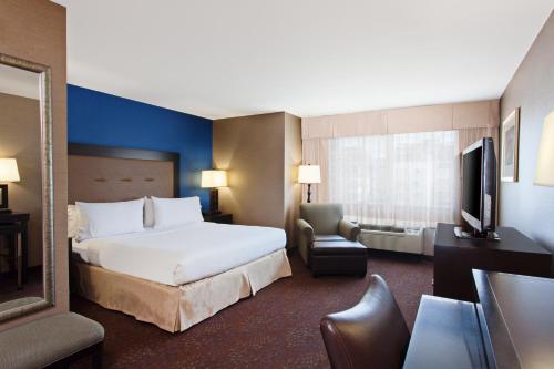 Kama o mga kama sa kuwarto sa Holiday Inn Seattle DWTN Lake Union, an IHG Hotel