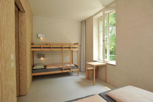 Un pat suprapus sau paturi suprapuse la Basel Youth Hostel