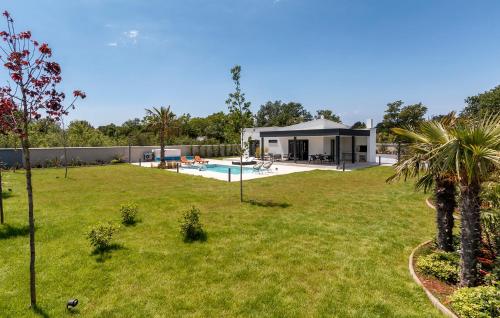 a large yard with a house and a swimming pool at Villa Eni Medulin Sisan heated pool in Šišan