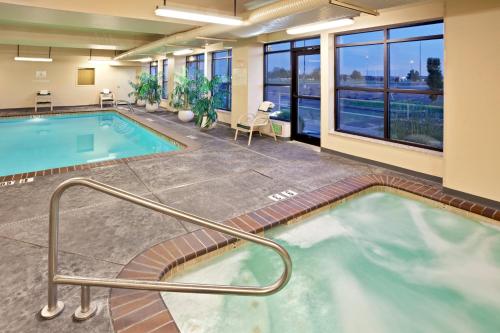 a large indoor pool with a hot tub in a building at Holiday Inn Express Hotel & Suites Pasco-TriCities by IHG in Pasco