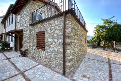 a stone building with a balcony on the side of it at La Casetta di nonnaNà - Casa vacanze in Terni