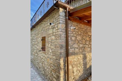 a stone wall with a balcony on top of it at La Casetta di nonnaNà - Casa vacanze in Terni