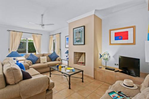 Villa White Sands - Private Oasis, Heated Pool, Beaches & Strip Nearby